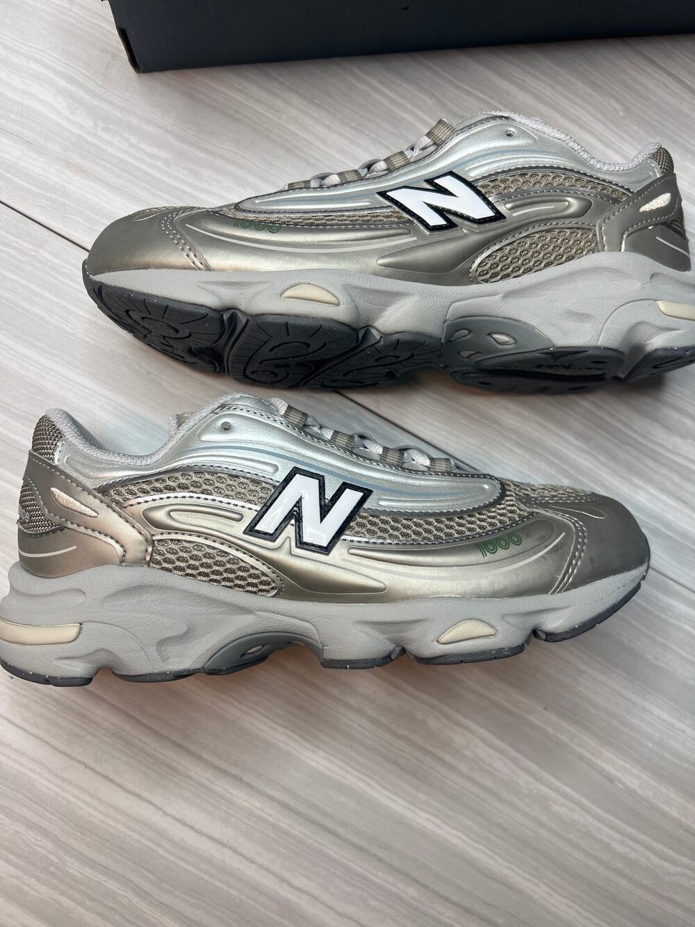 Brand new size 6 Youth new balance 1000. comes with the box.